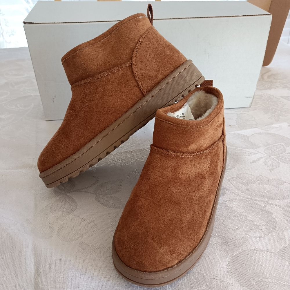 NWT Girl's size 1 Faux Suede Fur Lined Ankle Boots